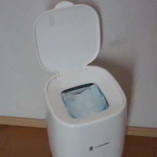 値下げ！いぬ用トイレバケツ　パッドロッカー本体と新品カートリッジ１個付き (本体にも途中使用ですがカートリッジが付いています。)の画像