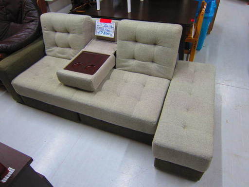 リサイクルショップのダイトーです。お持ち帰り価格　コンソール付き2人ソファー　オールフラットにもなる