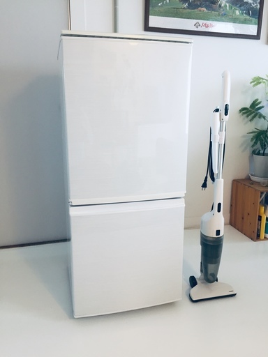 1人暮らしサイズの冷蔵庫（ご希望あれば掃除機もおまけでお付けします）