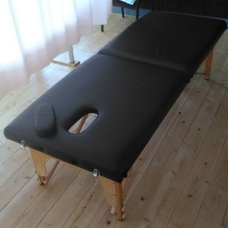 施術用ベッド　うつ伏せで寝たい人もの画像