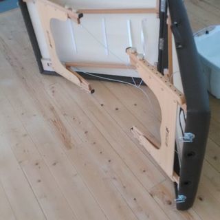 施術用ベッド　うつ伏せで寝たい人もの画像