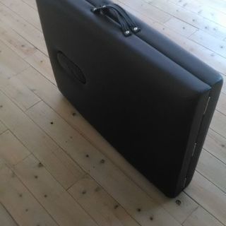 施術用ベッド　うつ伏せで寝たい人もの画像