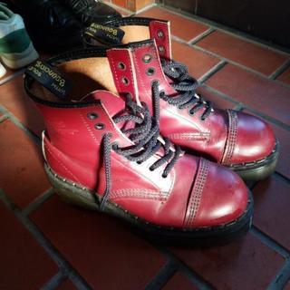 美品 Dr Martens ドクターマーチン ブーツ シューズ スニーカー 靴 赤 革 皮 レッド ワインレッド メンズ 廃盤 茶芯 英国製 イングランド 赤チェリー サイズ 26.0cm 26.5cm レディース