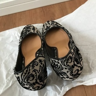 ベージュに黒模様。23.5センチ