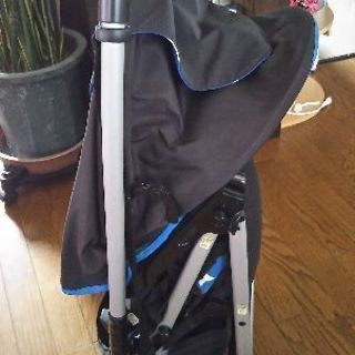 GRACOシティライトベビーカー黒＆ブルー系の画像