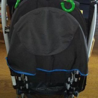 GRACOシティライトベビーカー黒＆ブルー系の画像