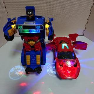 光を放つて動き回る車の画像