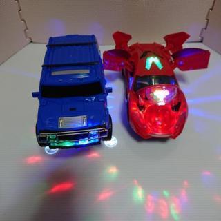 光を放つて動き回る車の画像