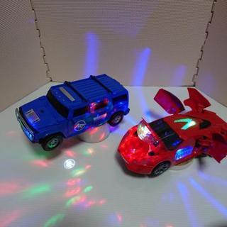 光を放つて動き回る車の画像