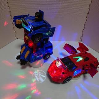 光を放つて動き回る車の画像