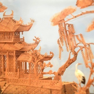 【あげます】中国の工芸品 軟木彫り ガラスケース入り ＜手渡し希望＞の画像