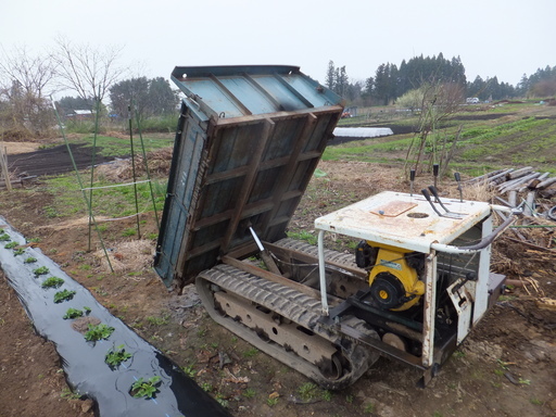 油圧ダンプの運搬機です。