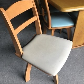 ダイニングテーブルの画像