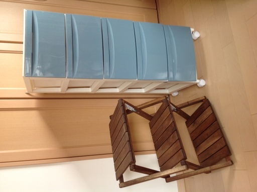 5段プラスチック製引き出し収納(コロコロ付き)、木製3段棚