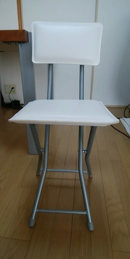 【美品】ホワイト合皮の折りたたみパイプ椅子　チェア【ニトリ】