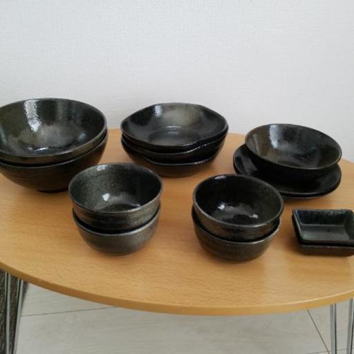 黒い食器セットで