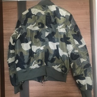 H&M  迷彩柄ジャンバーの画像