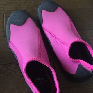 ウェットスーツとシューズの画像