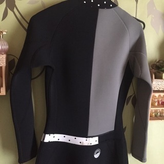 ウェットスーツとシューズの画像