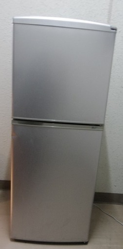 引き取り可能！（ひとり暮らし向き冷蔵庫）電子レンジも上における SANYO　2ドア冷凍冷蔵庫 「it's」(容量137L)シルバーベーシック
