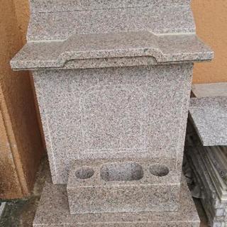ピンク御影石製の仮墓