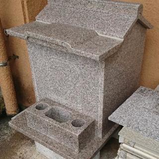 ピンク御影石製の仮墓の画像