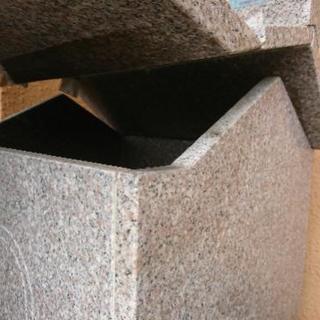 ピンク御影石製の仮墓の画像