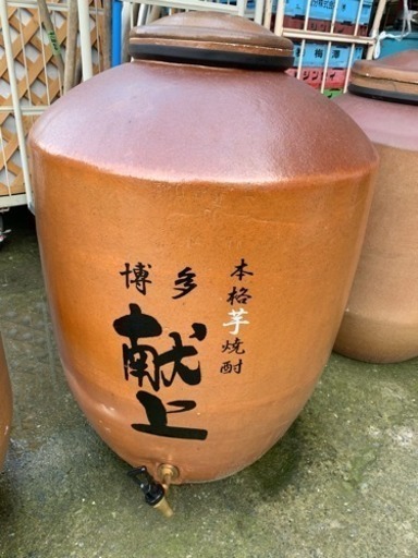お酒を入れてたコック付きの大甕(カメ)です。