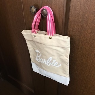 Barbieのキャンパス地のトートバックの画像