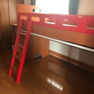ロフトベッド 赤 衣装ハンガーラック付き
