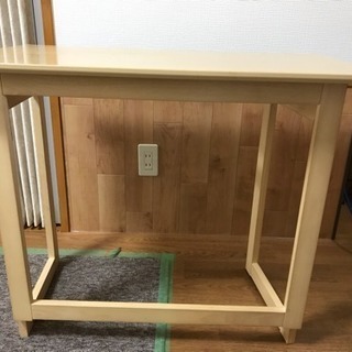 作業台、キッチン補助台、机などにコンパクトに畳めます