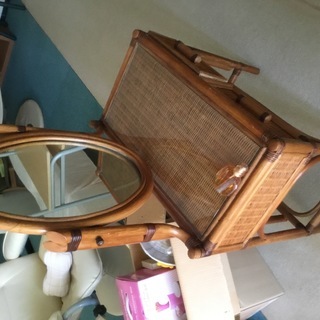 アジアンテイストなお店や部屋のパウダールームにちょっとした鏡台を...