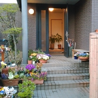 女性20～30代の方：ホームページの写真と動画のモデルさん募集 約3時間で1万円の画像