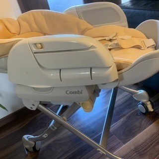 コンビ ハイローチェア 手動の画像