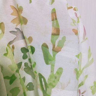 リーフが透ける綺麗なレースカーテンの画像
