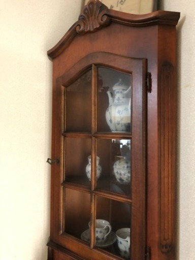 イタリア製コーナー食器棚