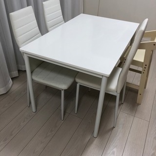 ダイニングテーブル  白の画像