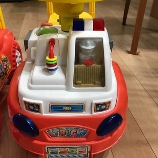 Ｉ。双子用足けり乗用玩具2台の画像