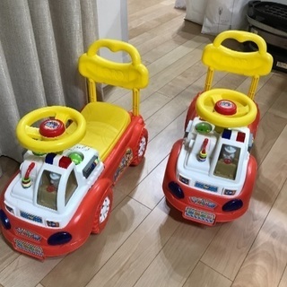 Ｉ。双子用足けり乗用玩具2台の画像