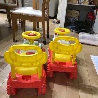 Ｉ。双子用足けり乗用玩具2台の画像