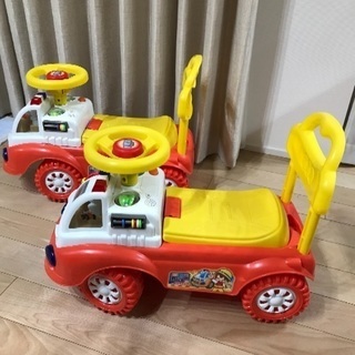 Ｉ。双子用足けり乗用玩具2台