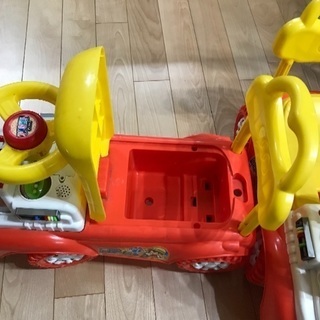 Ｉ。双子用足けり乗用玩具2台の画像