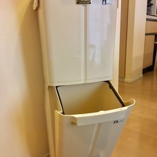 ！価格更新！【美品】ペダル式ゴミ箱の画像