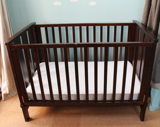 ブーリ BOORI ベビーベッド 安全 安心 機能的 出産準備 新生児 中古 美品 濃いブラウン マットレス付き 英国王室御用達 セレブ