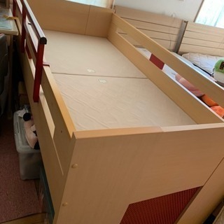 赤いフレームがポイント！モダンな2段ベッドの画像