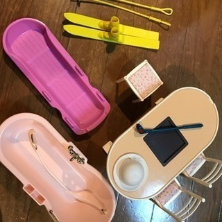 
リカちゃん人形のテーブル、机、トイレ、バスタブなどの画像