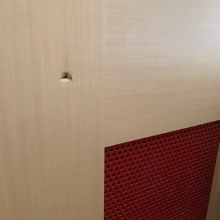 赤いフレームがポイント！モダンな2段ベッドの画像