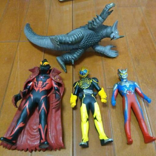 怪獣、ヒーロー人形