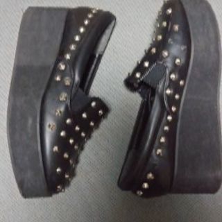 スタッズ付き厚底シューズの画像