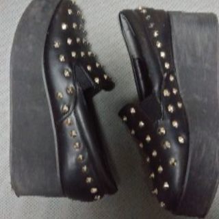 スタッズ付き厚底シューズの画像